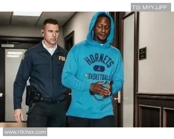 美媒曝光AI合成图 罗齐尔庭审前手铐黄蜂连帽衫造型引关注